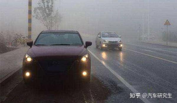 暴雨天在高速匝道开到60时速仍被后车疯狂闪灯难道就没有一点办法吗