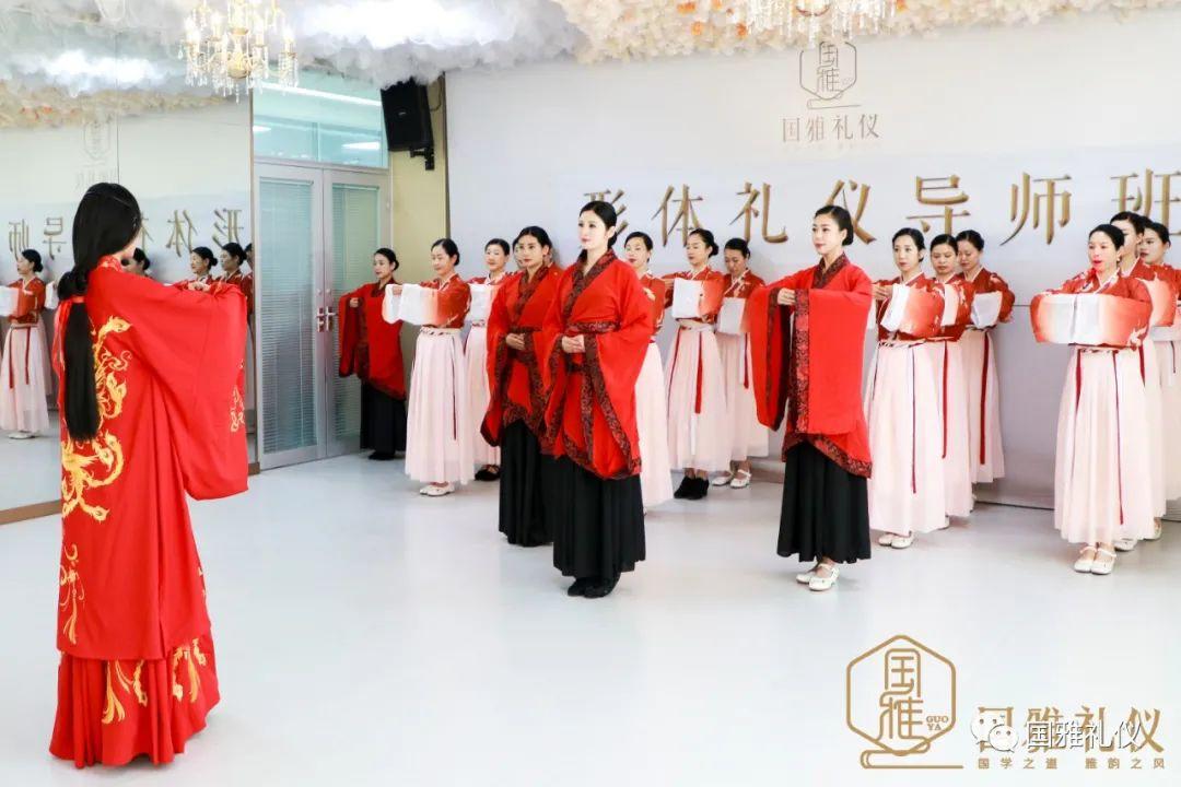 国雅礼仪——中国传统礼仪【拱手礼】 - 知乎