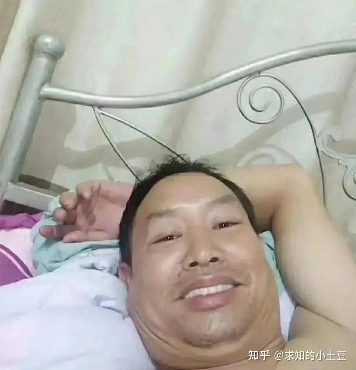 有个半裸的男人躺在床上表情包写着好气哦三个字那个男人是谁