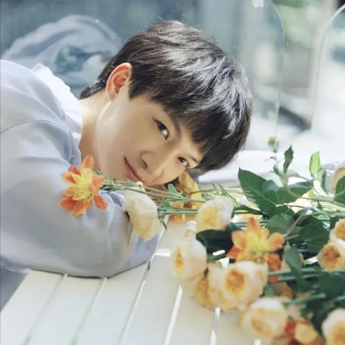 手机里有什么周深超级好看的壁纸头像分享? - 知乎