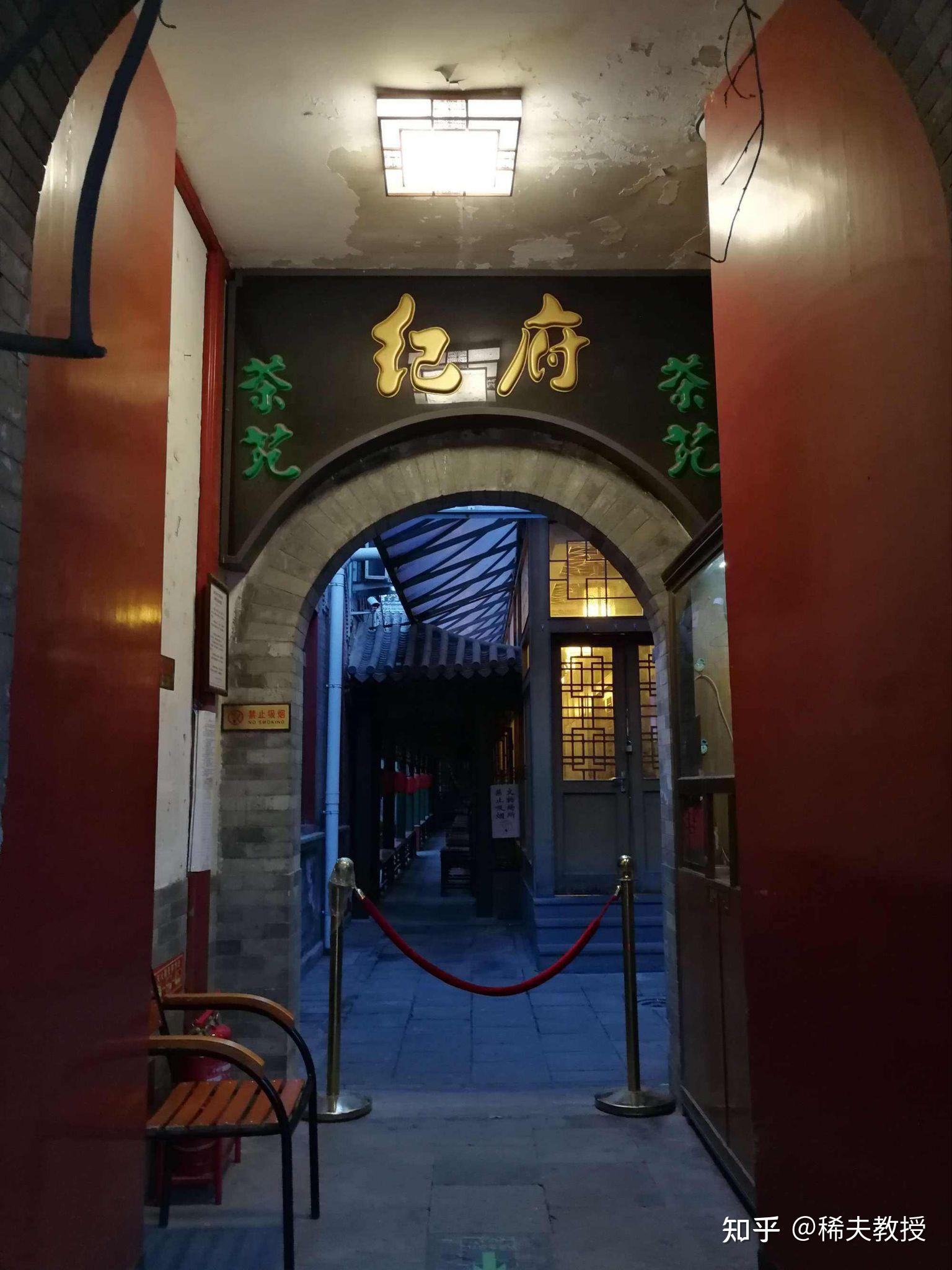 古时候姓王的人家门口挂的牌匾要怎么写,总不能写"王府"吧?