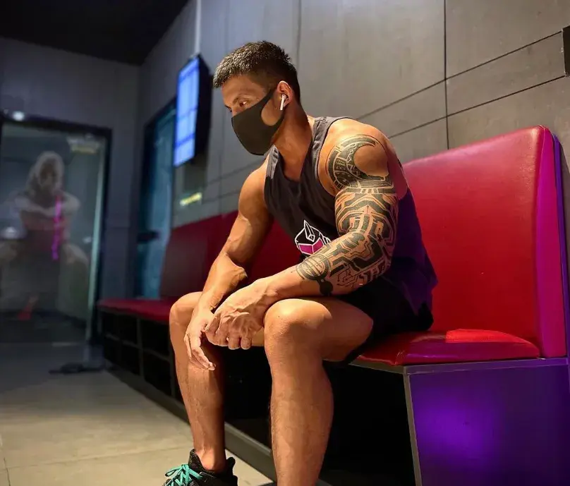 西装笔笔健身网红,伸出苦练5年的大花臂,爆出8条青筋