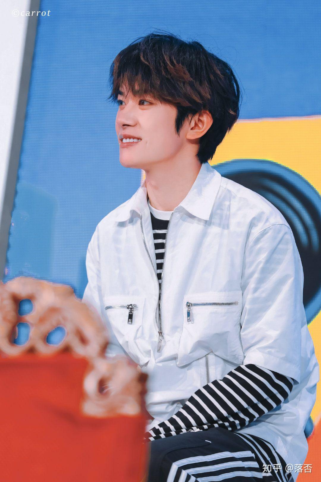 求易烊千玺上快本时穿太空服的照片? - 知乎