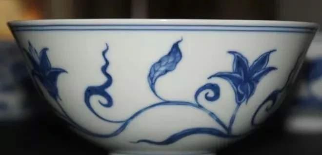 中国　青花花文碗　N　8062E TWO BLUE AND WHITE KENDI LATE MING DYNASTY | 晚明青花花卉紋