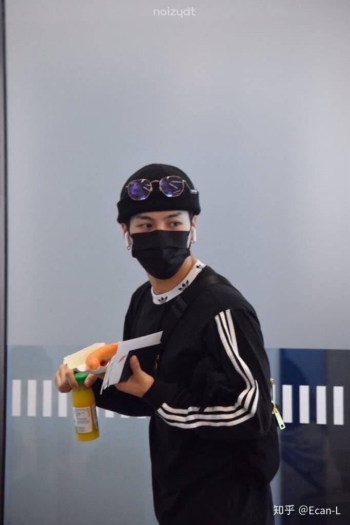 王嘉尔叼花的图片什么水平