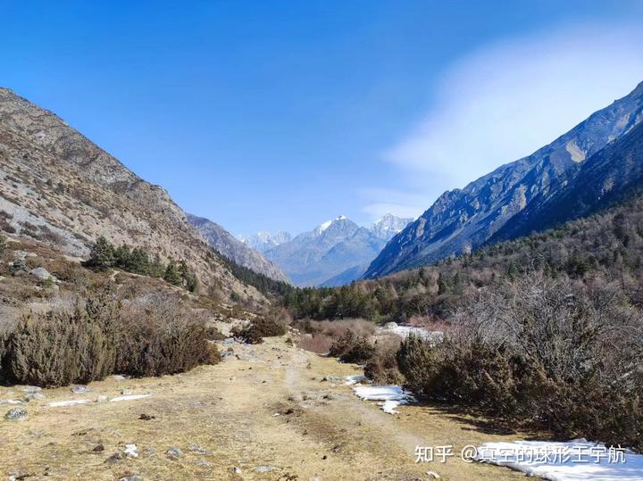 骑自行车上坡为什么比推着更累？