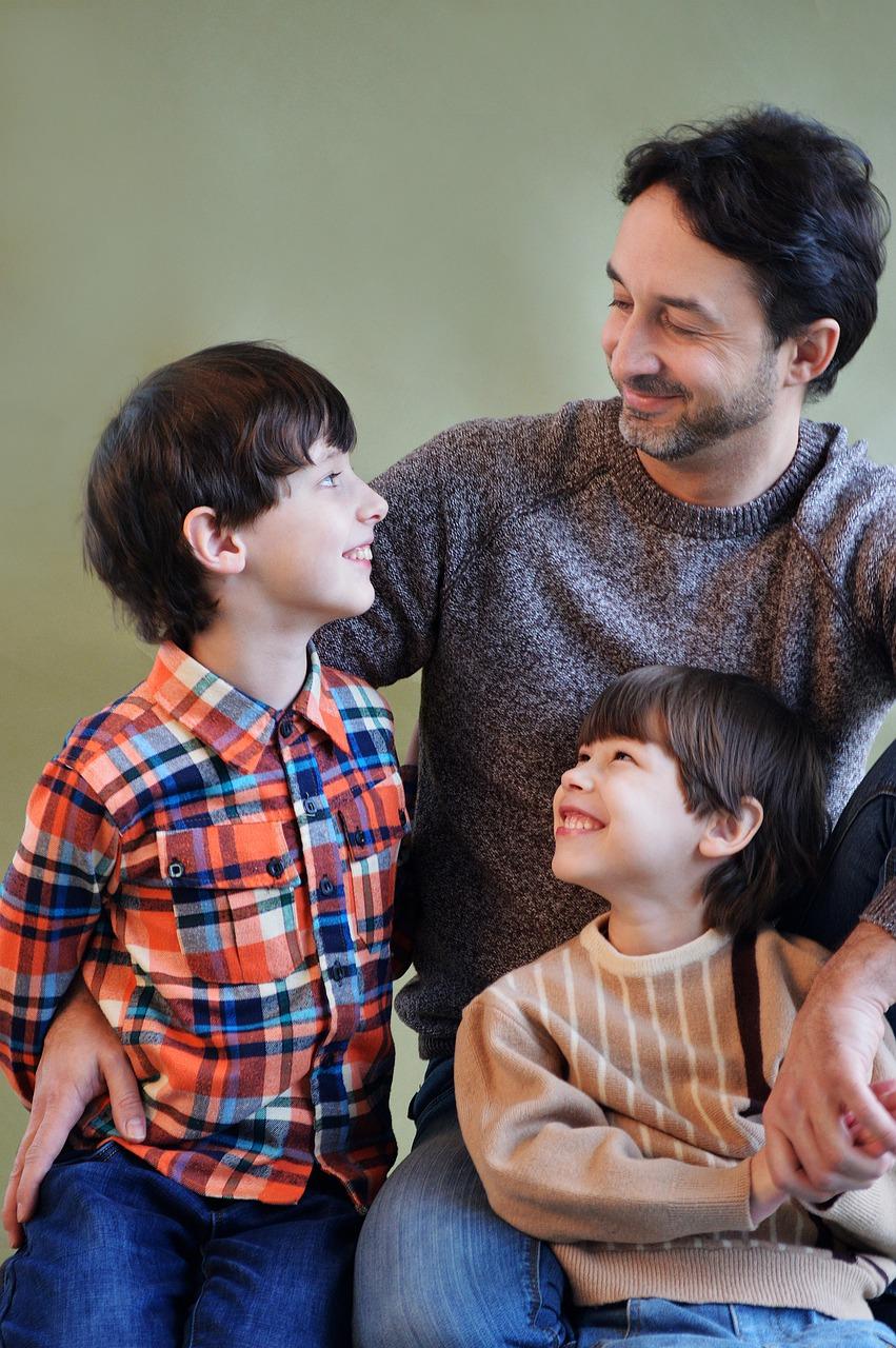 2. 客厅沙发背景