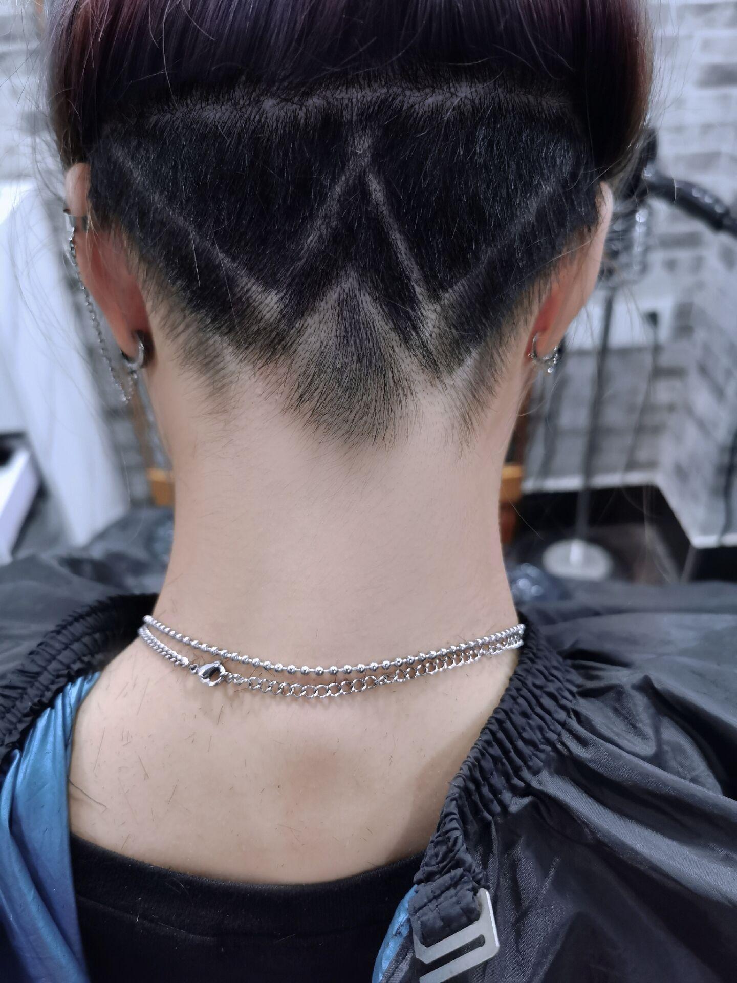 你们觉得女生把脑袋后面的头发剃了怎么样?