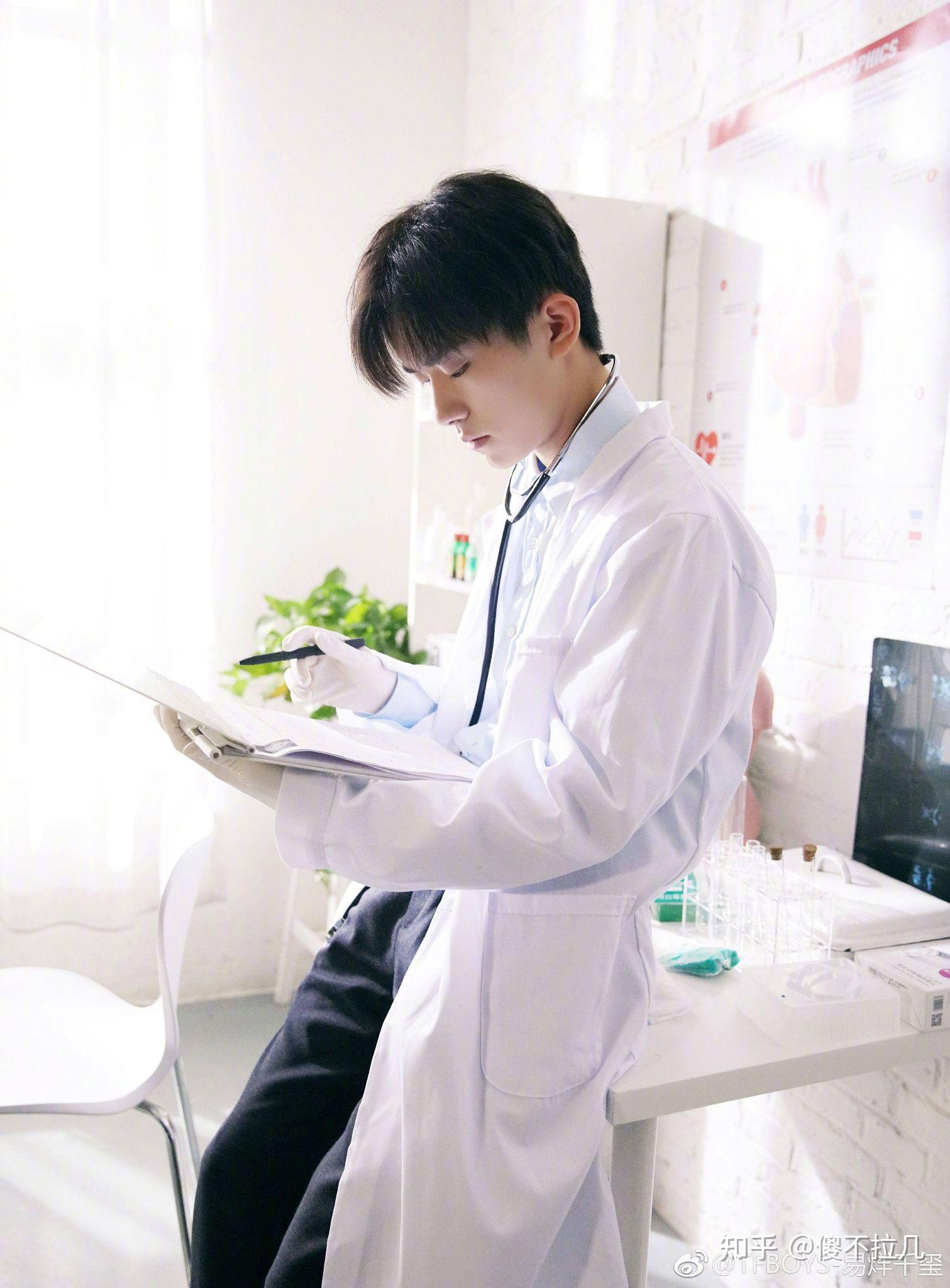 有人有易烊千玺看书或者学习的图片吗?