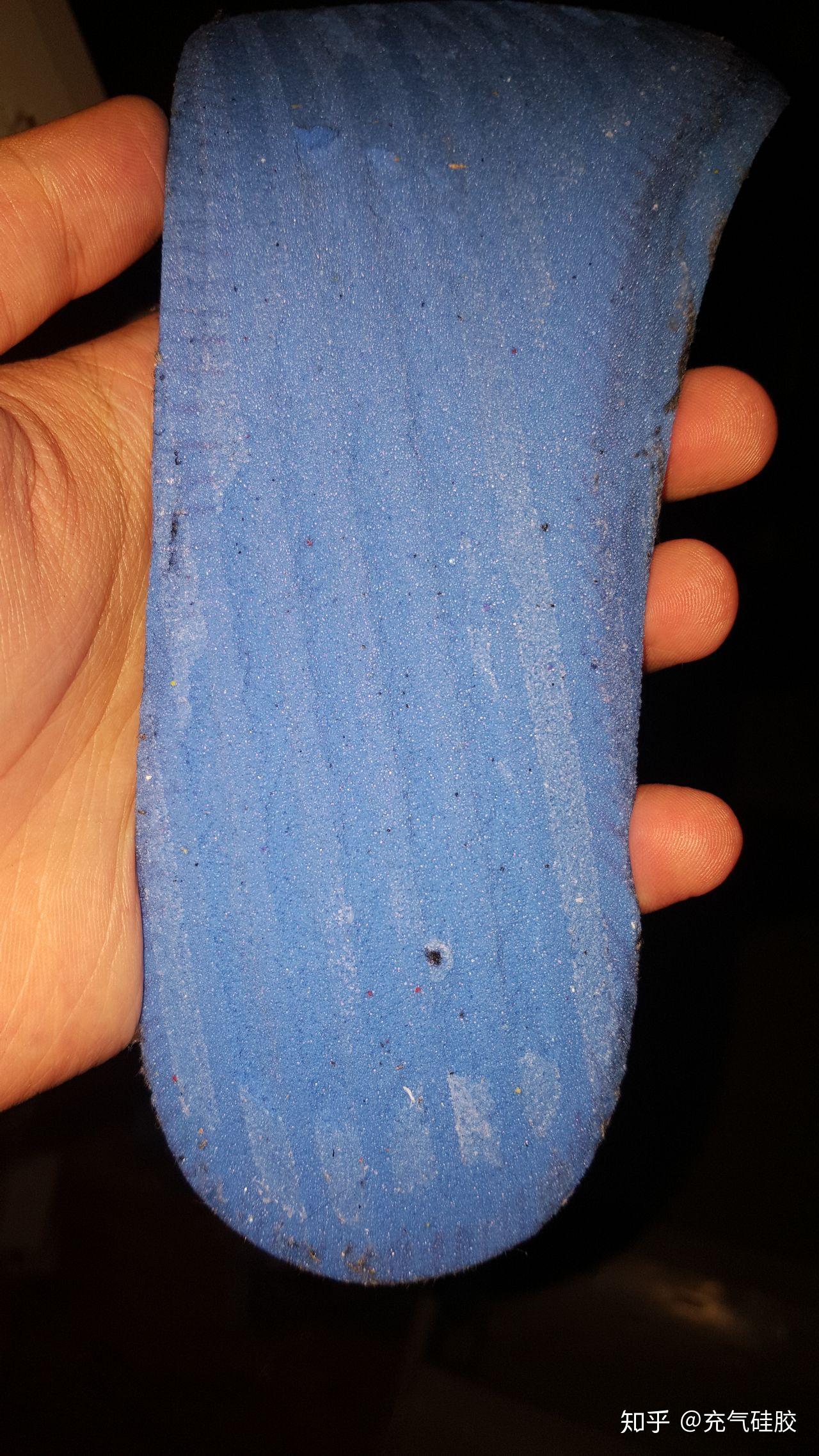 nike鞋鞋垫都是粘在脚底的吗