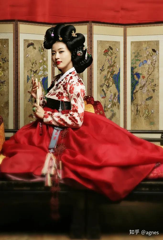 今天看鬼怪古代部分感觉和印象中的韩国传统服饰和造型很不一样?