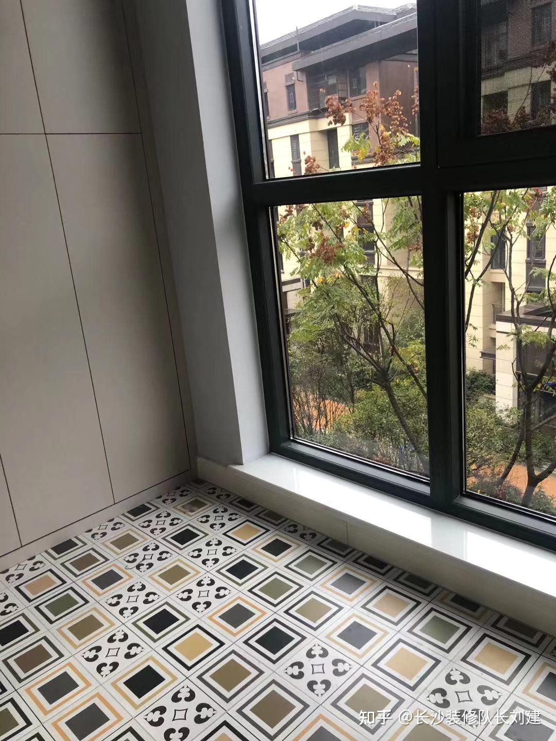 简约浅色系风格,封阳台内框颜色用浅灰还是深灰还是白色呢? - 知乎