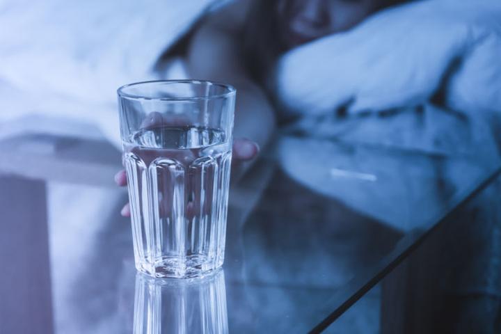 睡前该不该喝水每天最后一杯水该怎么喝喝健康水就选城市之泉管道直