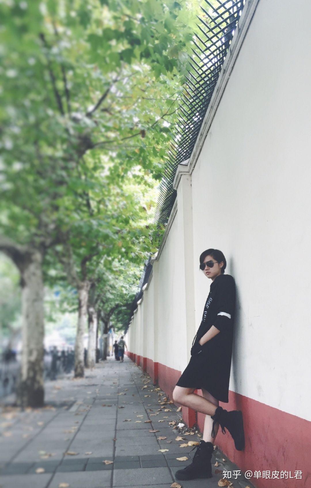 女生拍照哪些姿势才会显得拍照比较酷酷的感觉呢? - 知乎