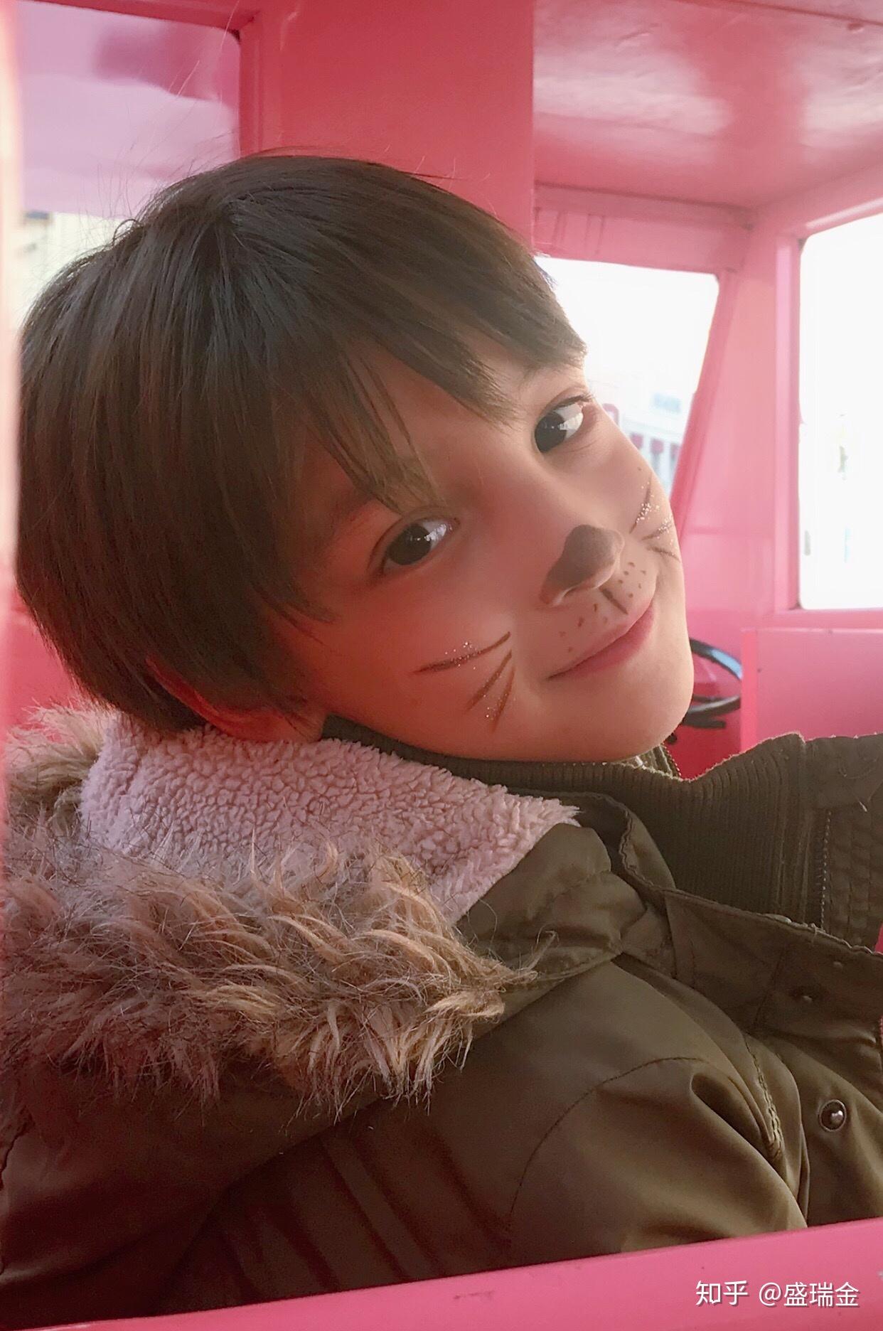 有没有阳光小男孩快乐的笑的头像给人以温暖