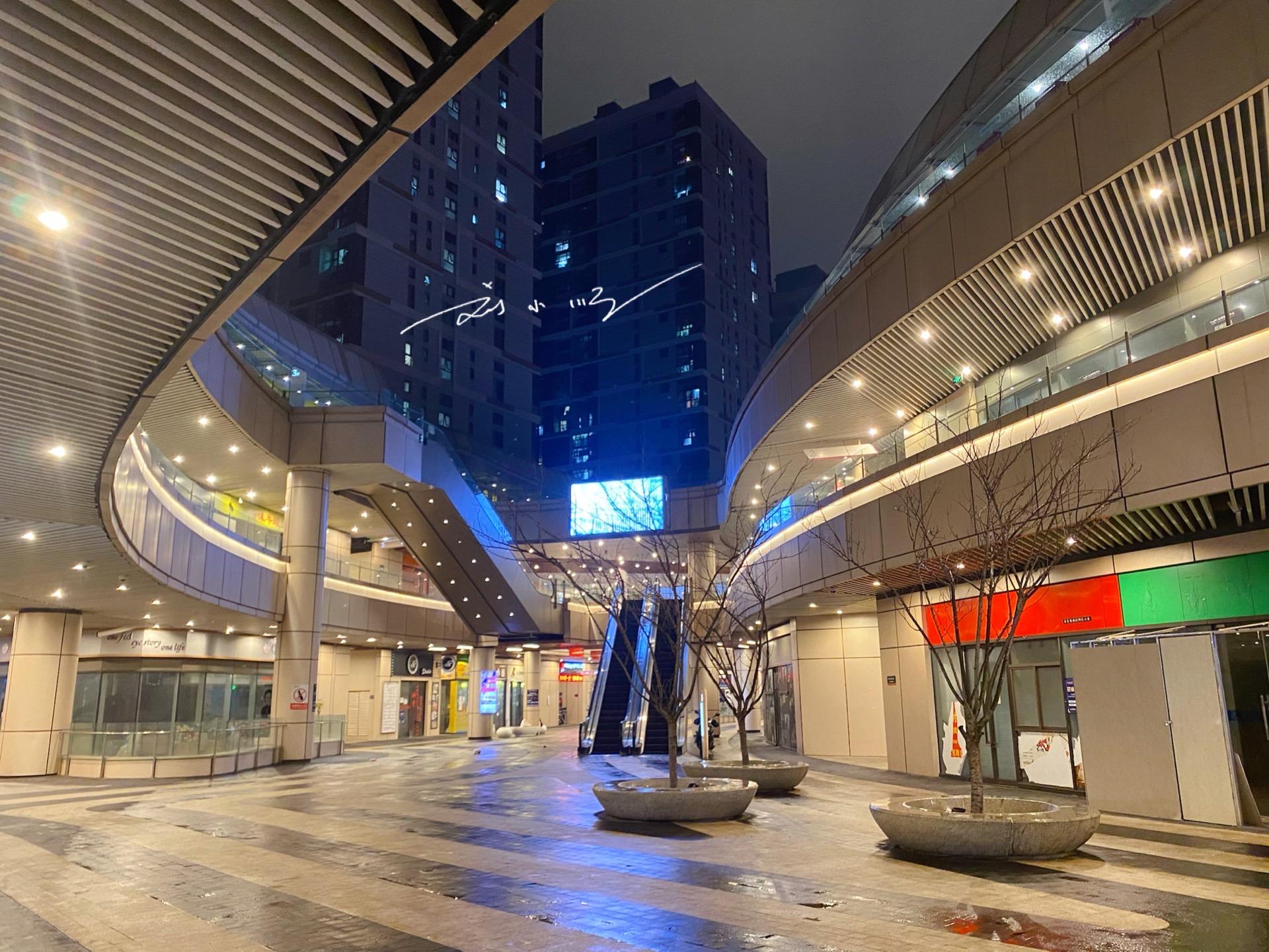 实拍情人节夜晚的上海郊区商场,几乎无人逛街,快餐店只能点外卖 - 知乎
