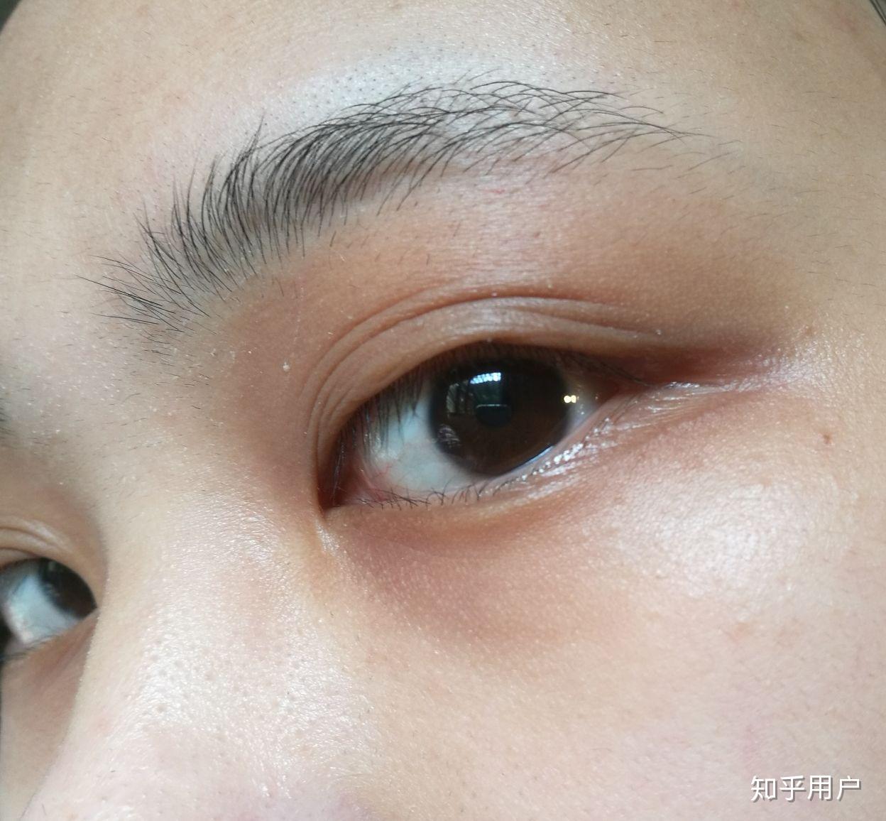 眼睛自带眼线和眼影是什么体验?