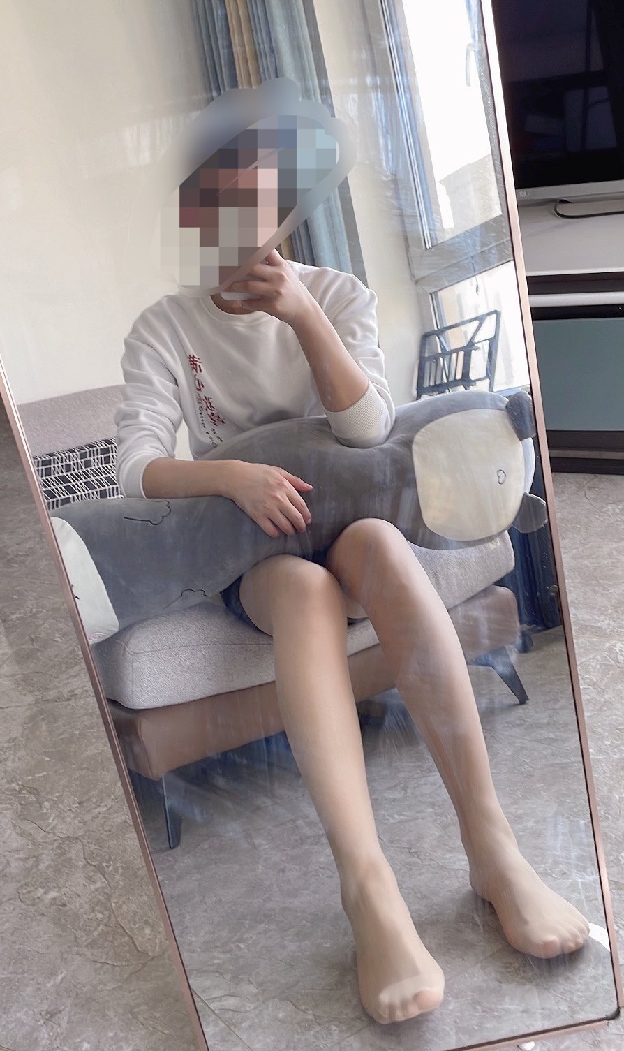 男生穿黑丝袜和肉色丝袜哪个更合适