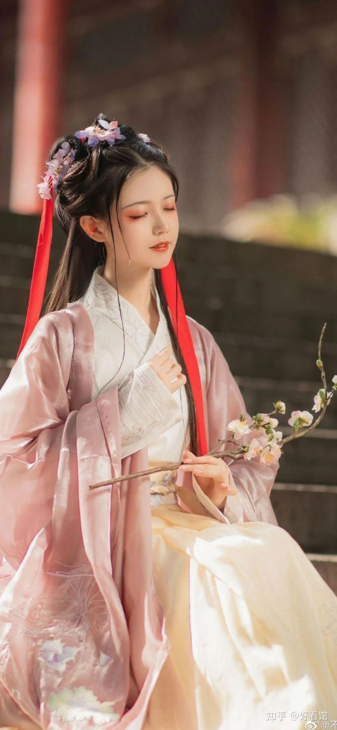 为8千月薪天天事情快14小时，，，，，想从「扫腿舞团播」里分杯羹的年轻人快累吐了