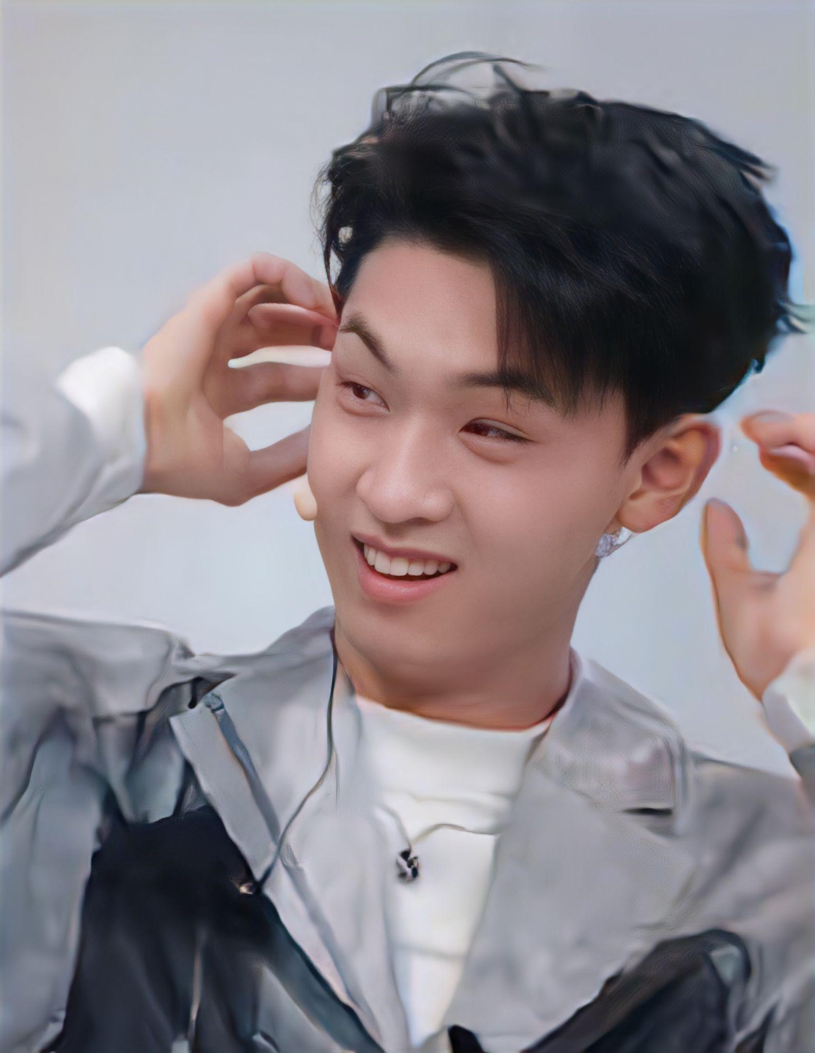 为什么秦霄贤的颜我实在get不到,甚至觉得丑? - 知乎