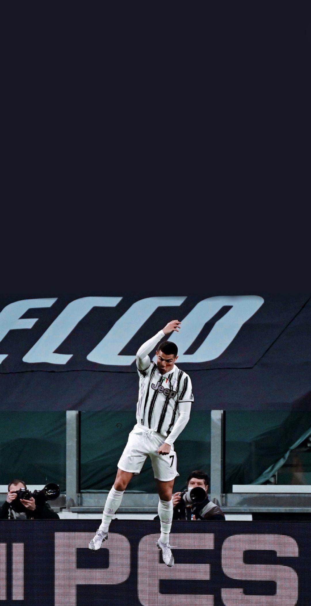 求c罗帅照最好是皇家马德里马的尤文图斯也可以也可以不是球场上的