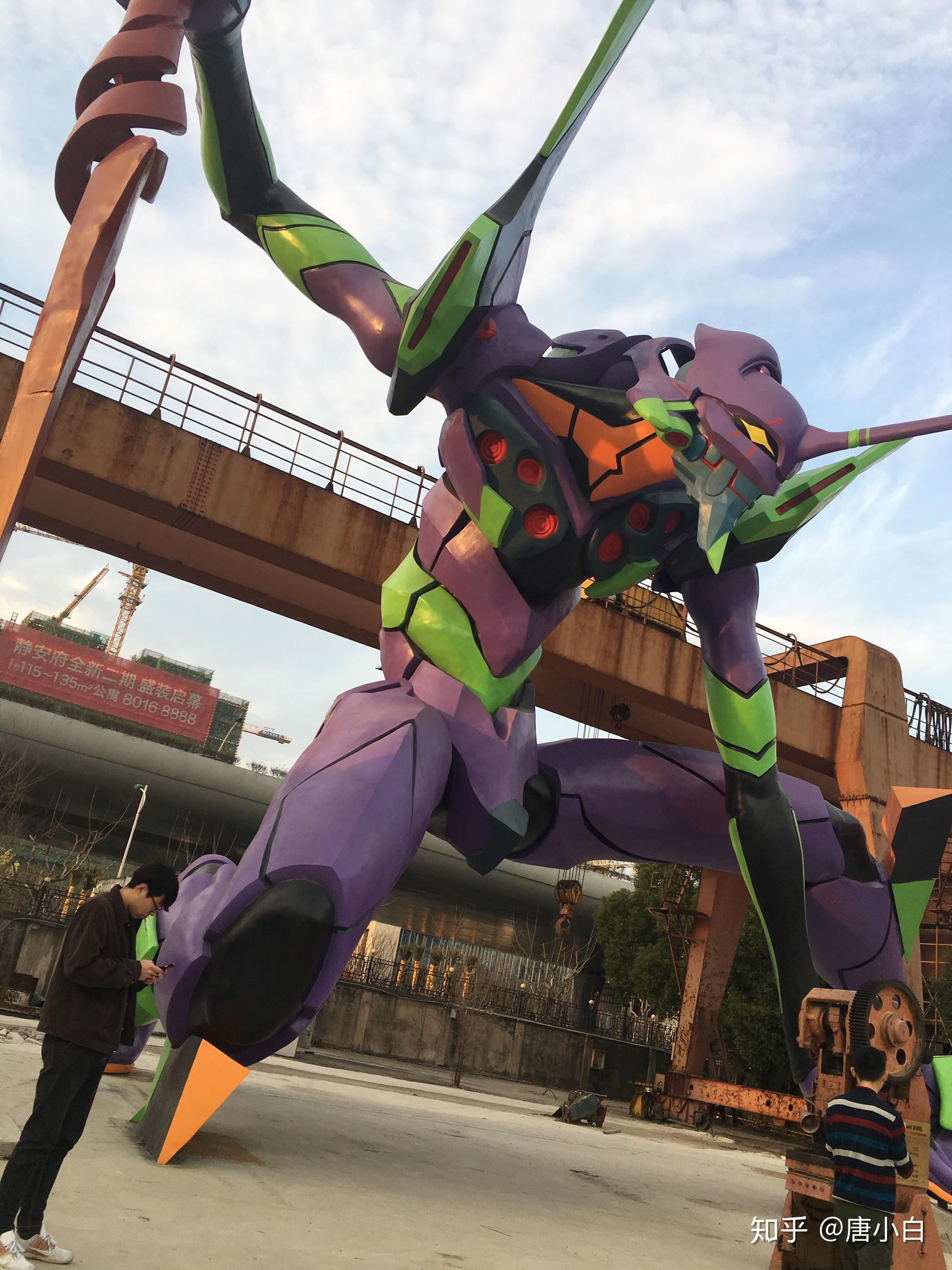 近距离观看上海新业坊25米eva初号机雕塑是一种什么样的体验目前是否