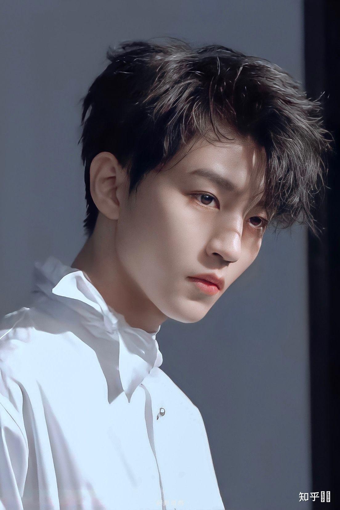 想知道王俊凯和道枝骏佑谁更好看?是同一类型的长相吗?