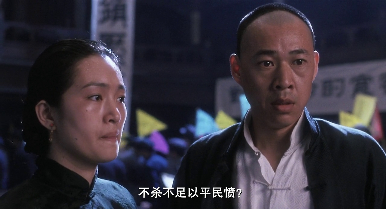 在《霸王别姬》中,为何段小楼在被日军抓捕时宁死不屈,却在后期动乱中