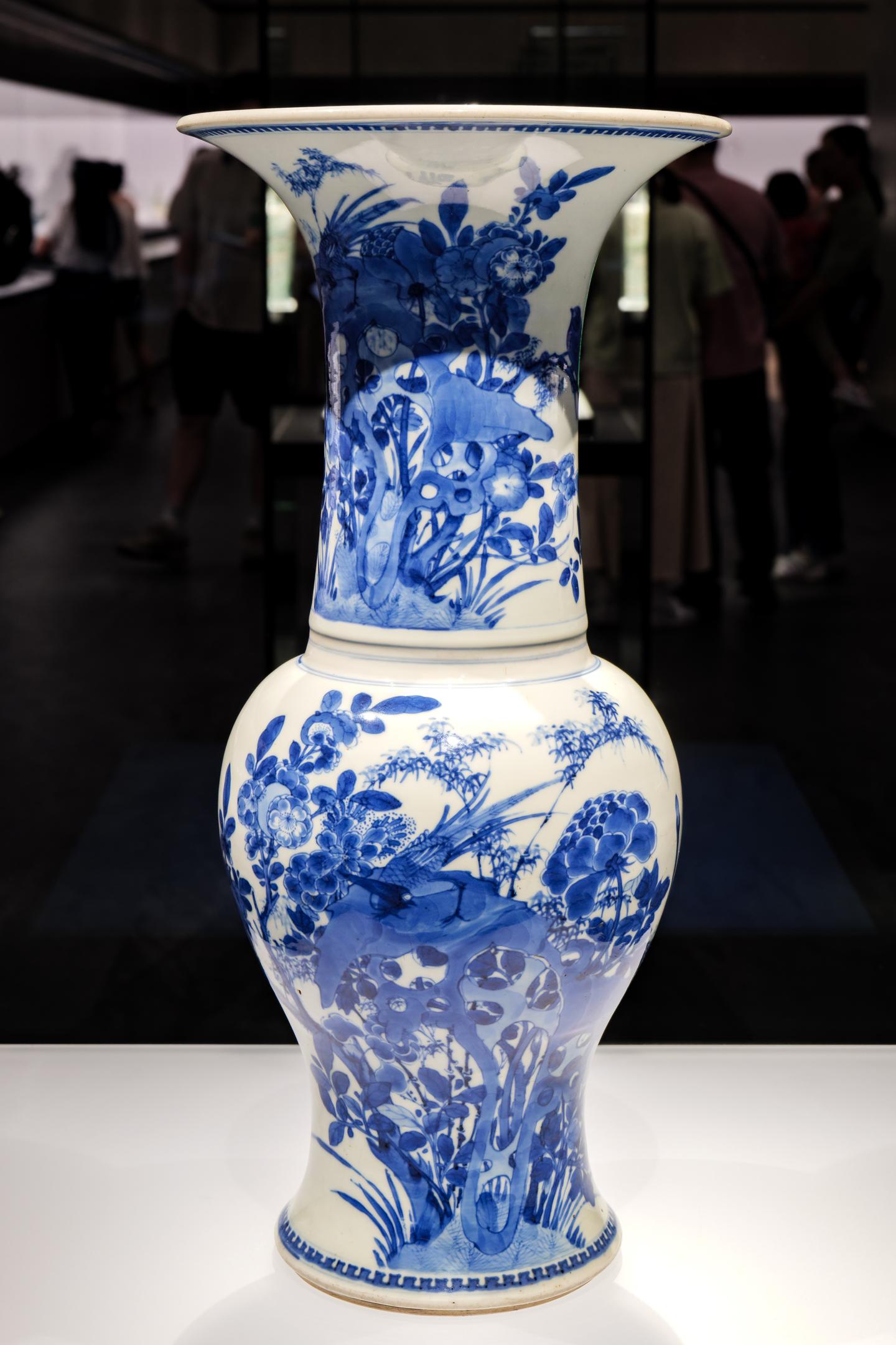 中国古玩 明末～清初時代 古染付青華獅子紋 乳白釉