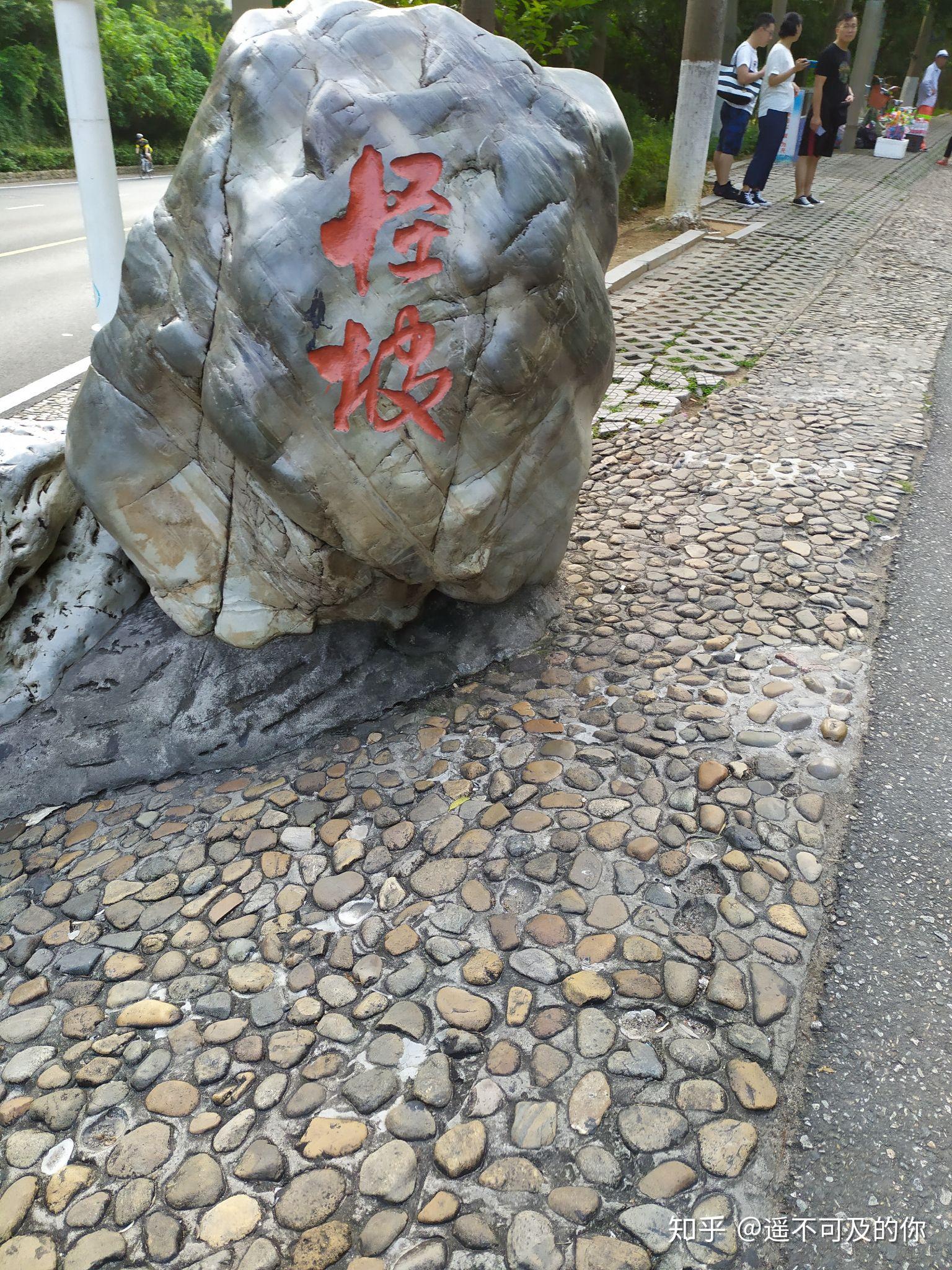 厦门怪坡的原理是什么就是实际是下坡但是走在破上看起来确是上坡这种