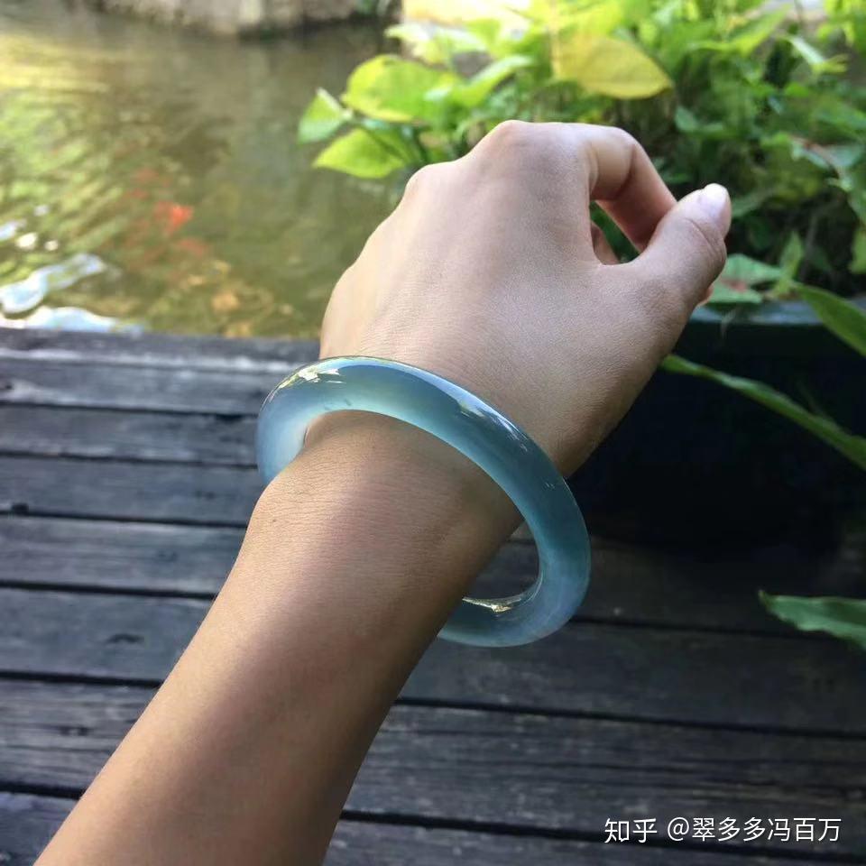 想入手一个冰晴蓝底翡翠手镯,有懂行的帮忙掌掌眼吗?在此敬谢! - 知乎