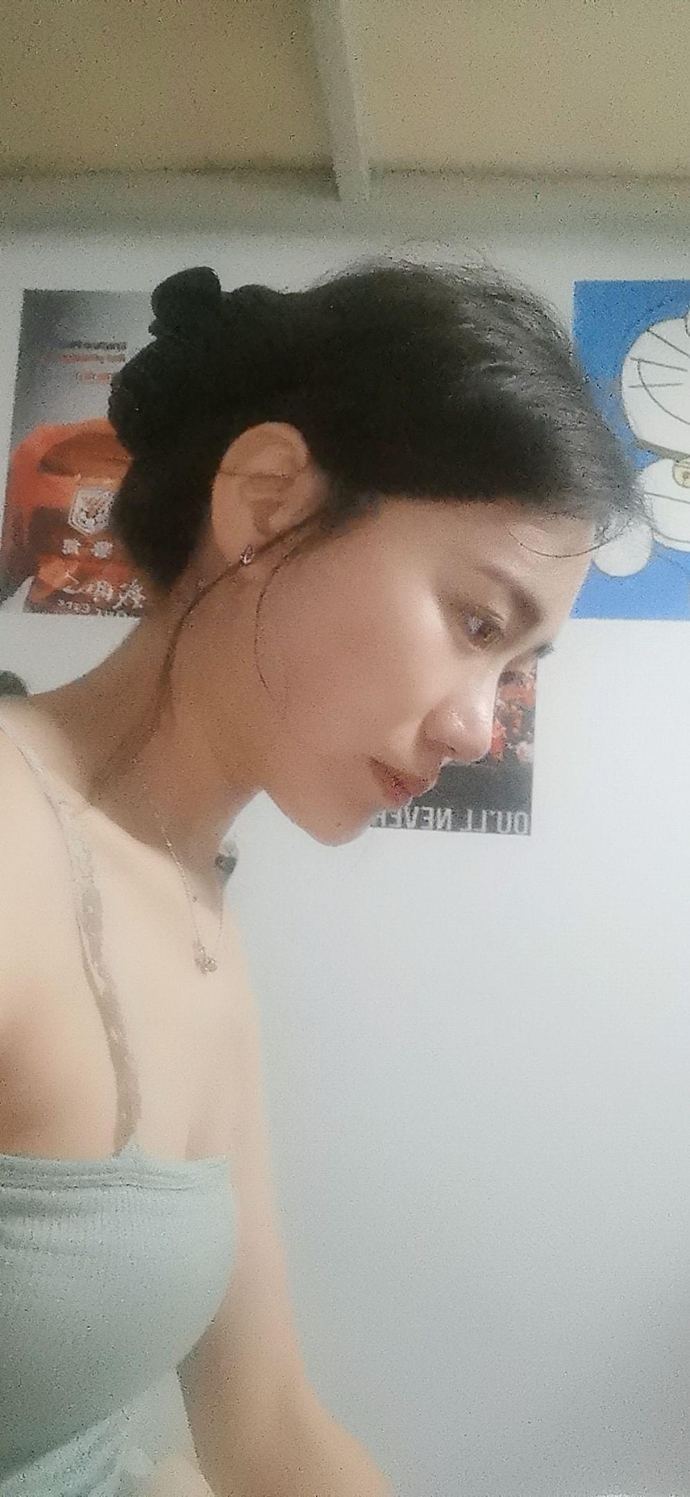 作为一个21岁的女生胸突然变大了肉眼可见的大是因为什么没整没男友