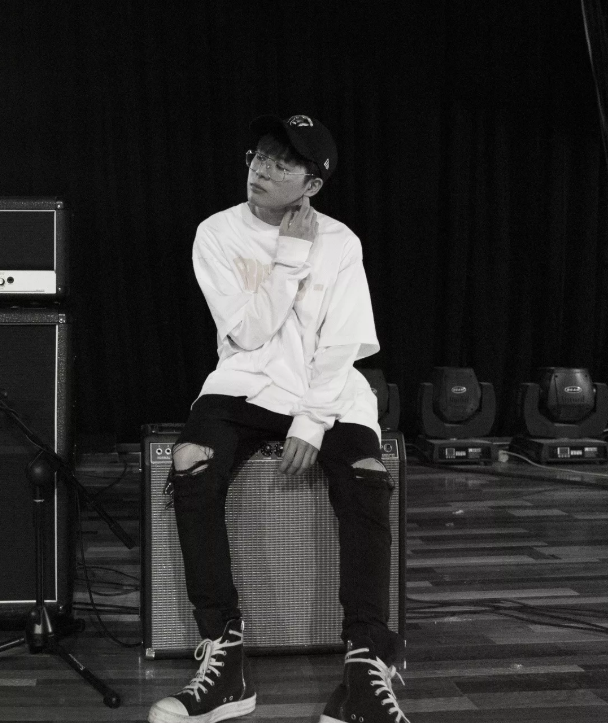 因为小精灵并不是一位以技术见长的rapper,这也对活死人在2018年之后