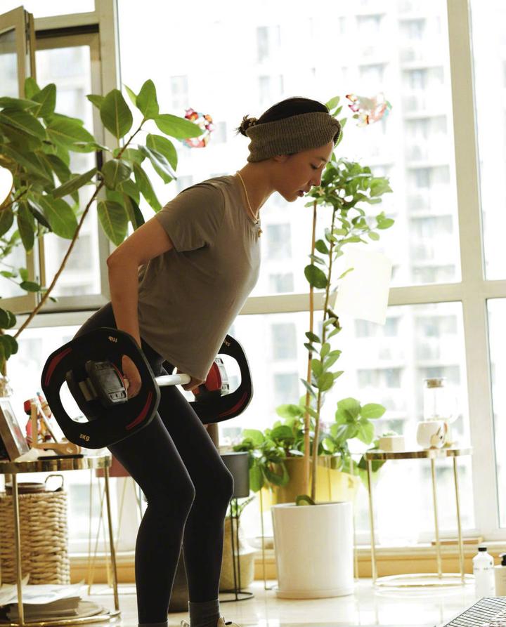 白百何晒力量健身照穿一身瑜伽服身材凹凸有致