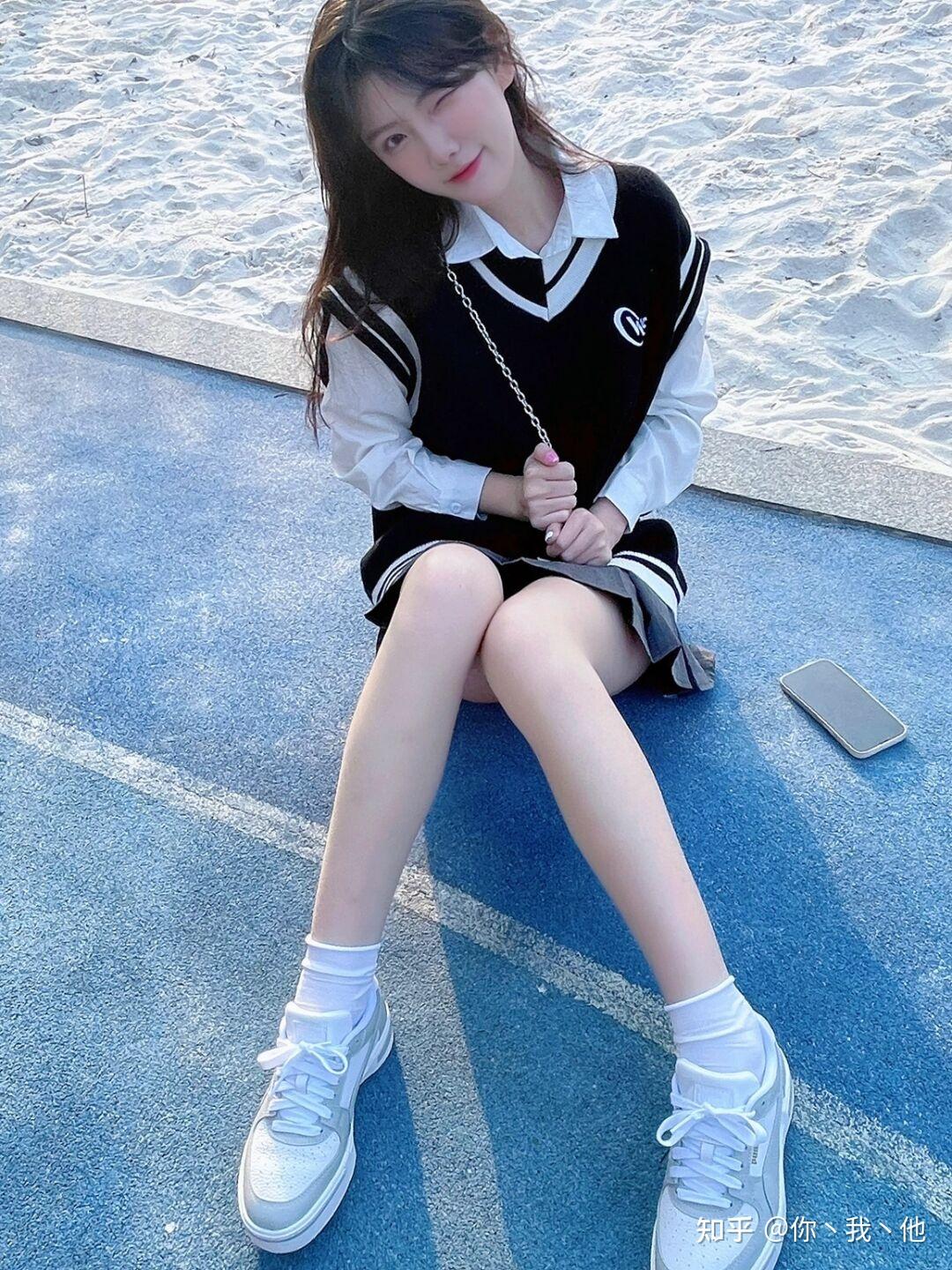 女生为什么都要穿白袜子和jk? - 知乎