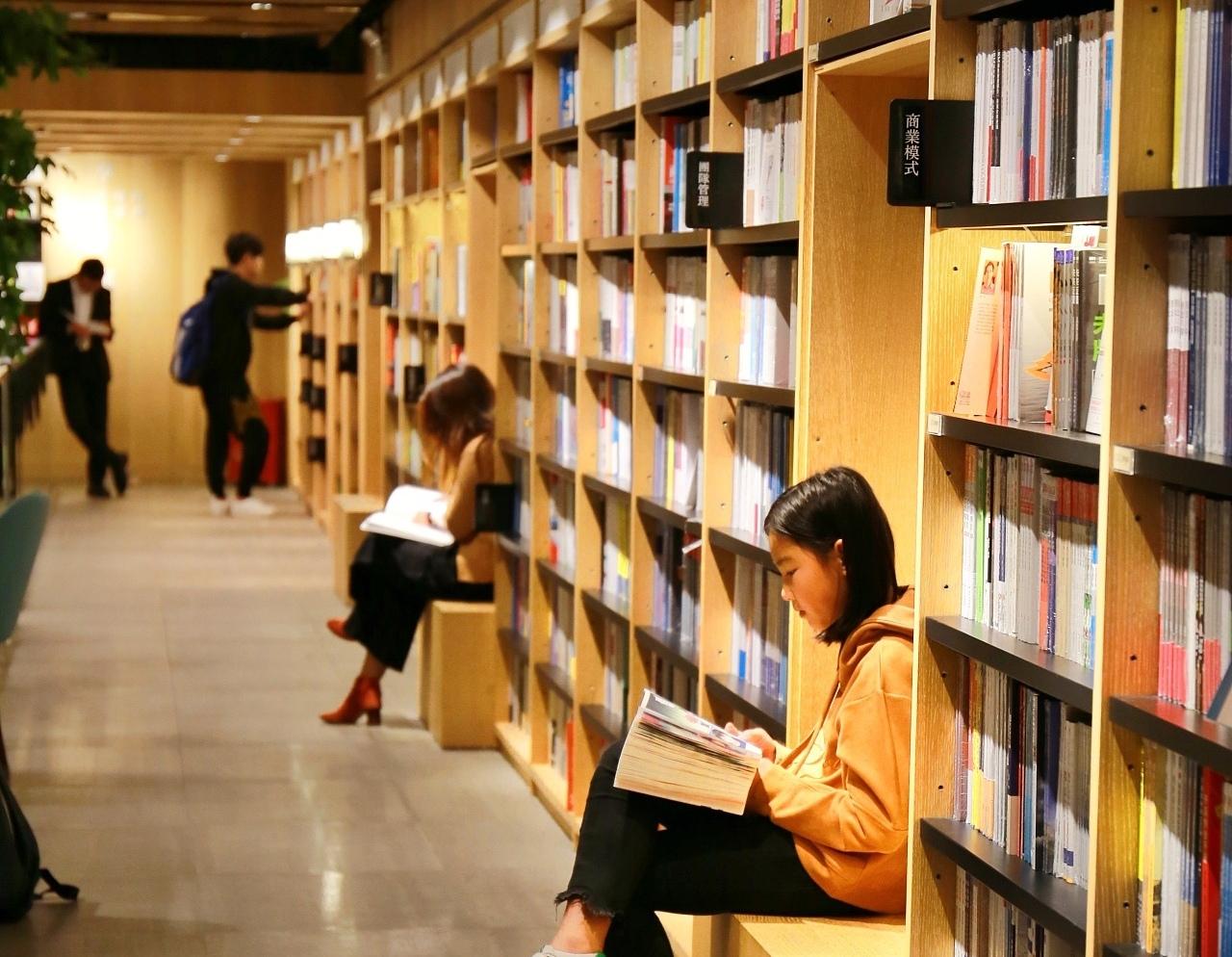 昨天逛书店发现好多家长带着孩子安静的在角落里看书你怎么看