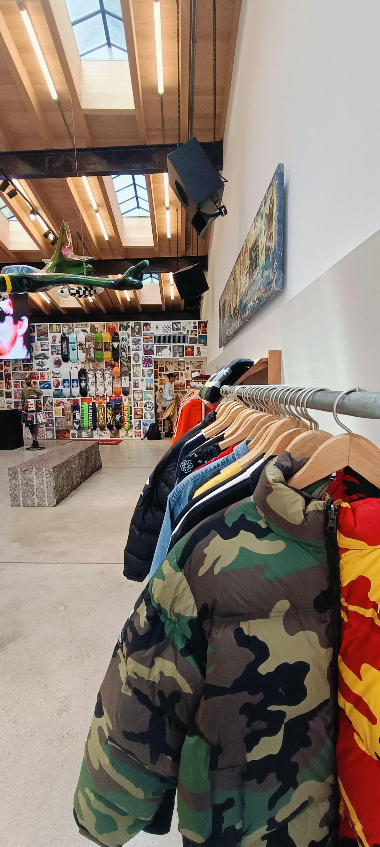 如何看待街头潮牌supreme 被威富vf出售给 oakley 和 ray