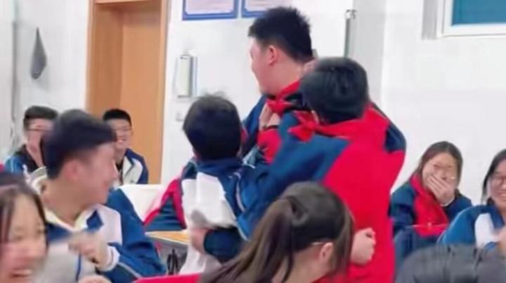 三名学生上课迟到,老师规定三人只能进两只脚,画面曝光引网友爆笑 - 知乎