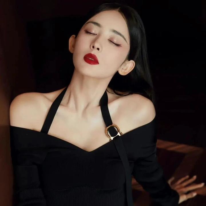 古力娜扎也会秀身材了,穿"无痕"小黑裙露香肩锁骨,又纯又欲