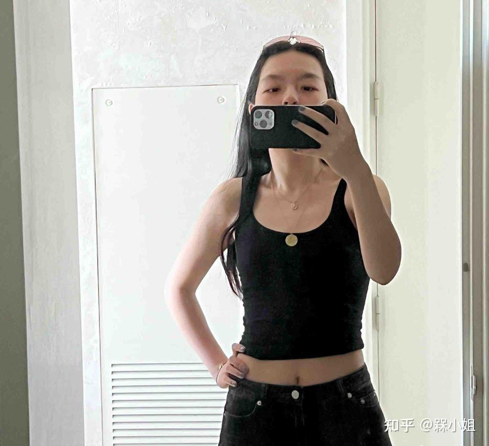 女生穿露脐装是不是会提着一口气避免小肚子暴露