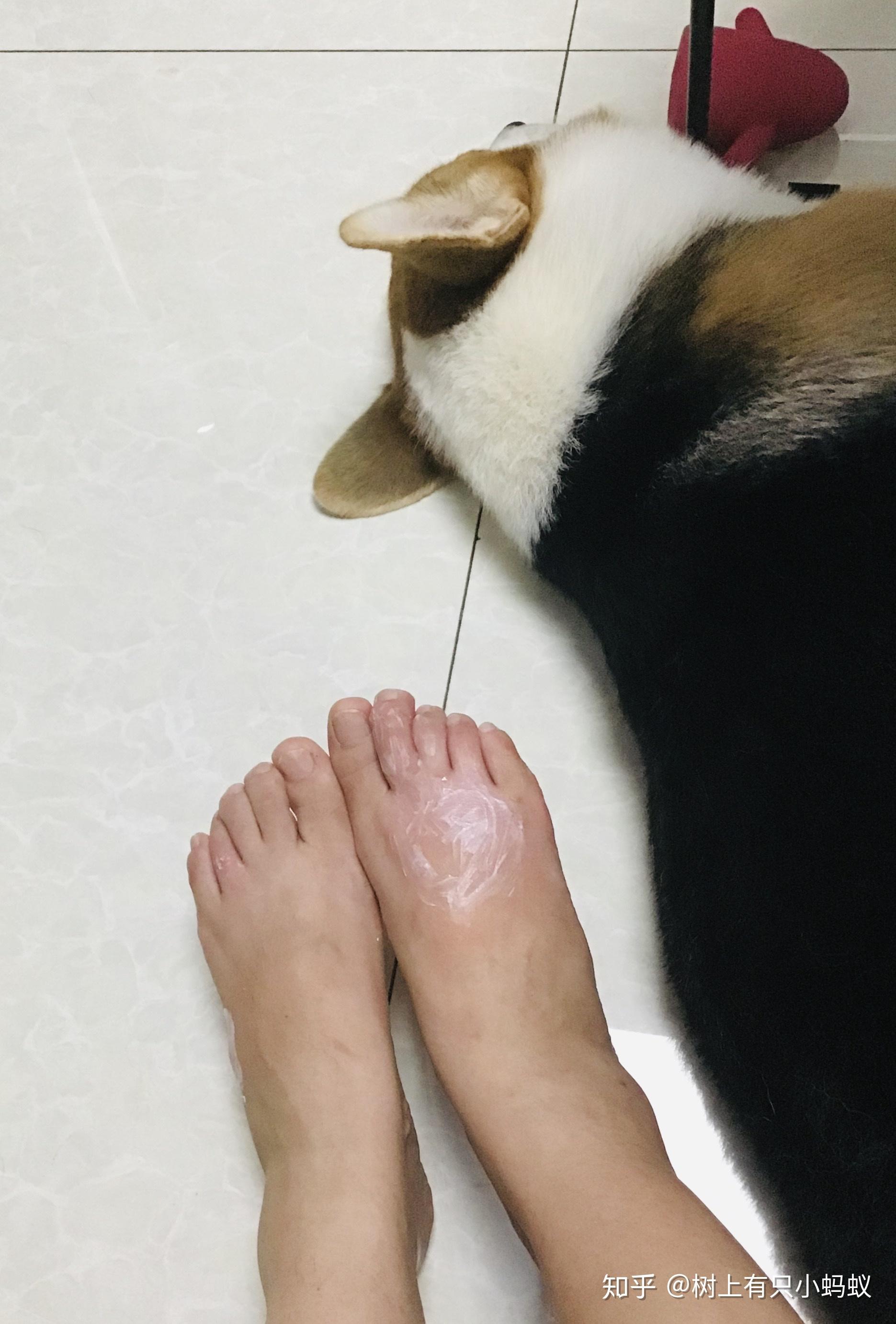 被蚂蚁咬了,伤口周围有硬物感,中间还有个小泡,今天是第三天了还没好