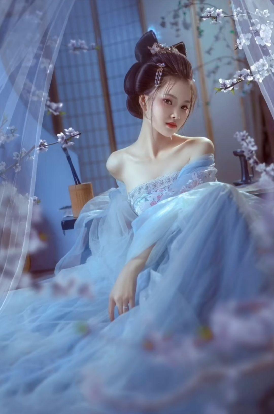 女朋友喜欢汉服,但是她喜欢的汉服有点暴露,我不想让她穿出去,她却不