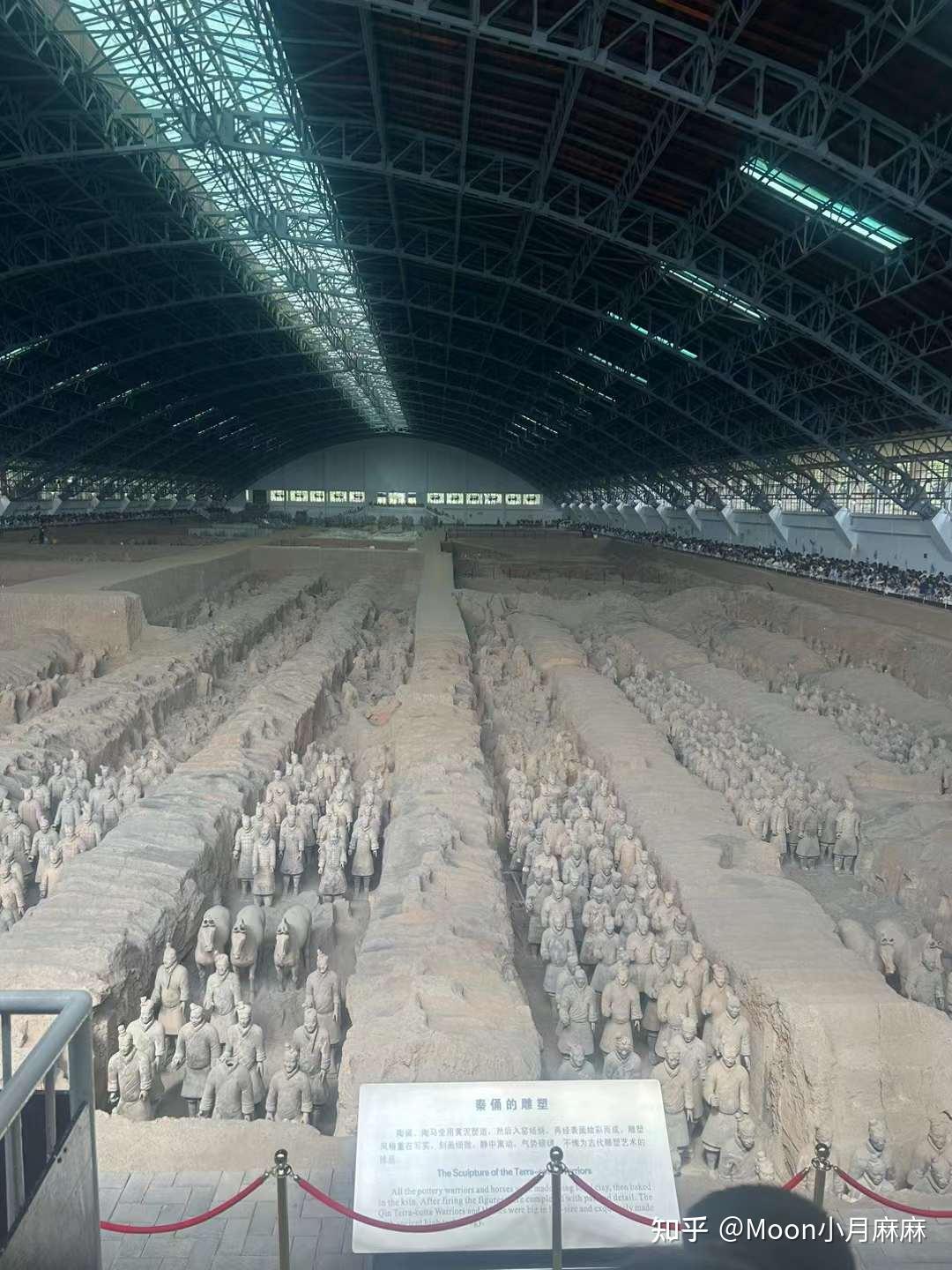 女子抱娃走进兵马俑坑官方回应孩子发烧不得已为之如何看待此事