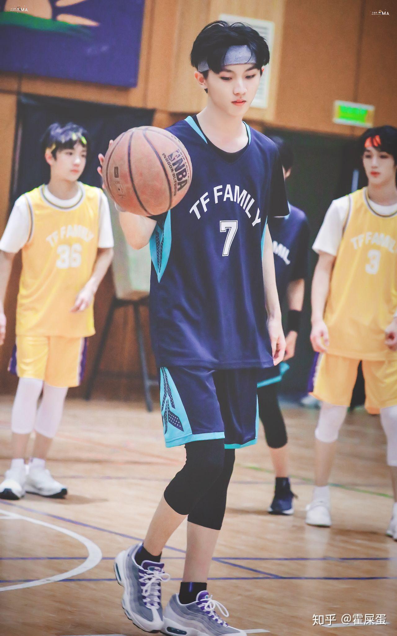 喜欢马嘉祺的姐妹们有无小马哥制服or校服的高清美图吗