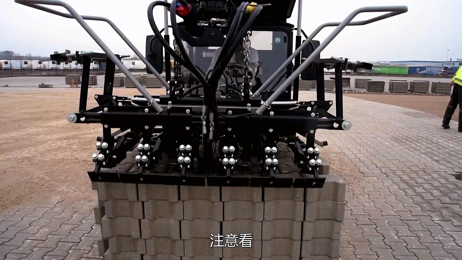 神奇的自动化铺砖机一夹一放路面直接铺好一小时铺设500米