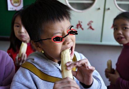 外国人也大口啃甘蔗不如小口一点优雅地抽一口雪茄
