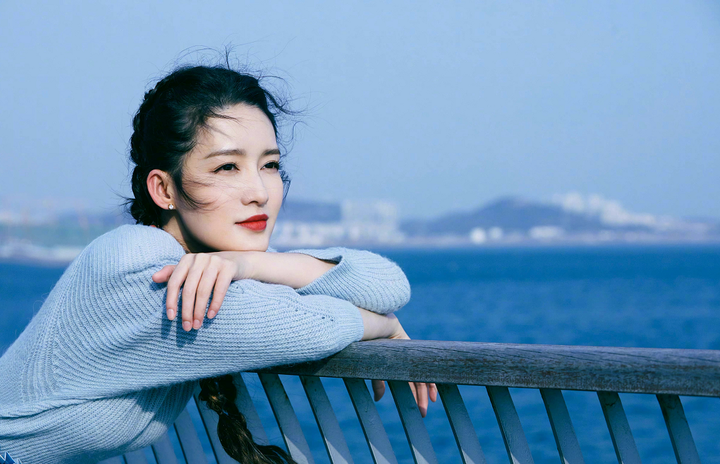 李沁编个鱼骨辫特少女搭配一身海蓝色长裙笑起来比海景还美