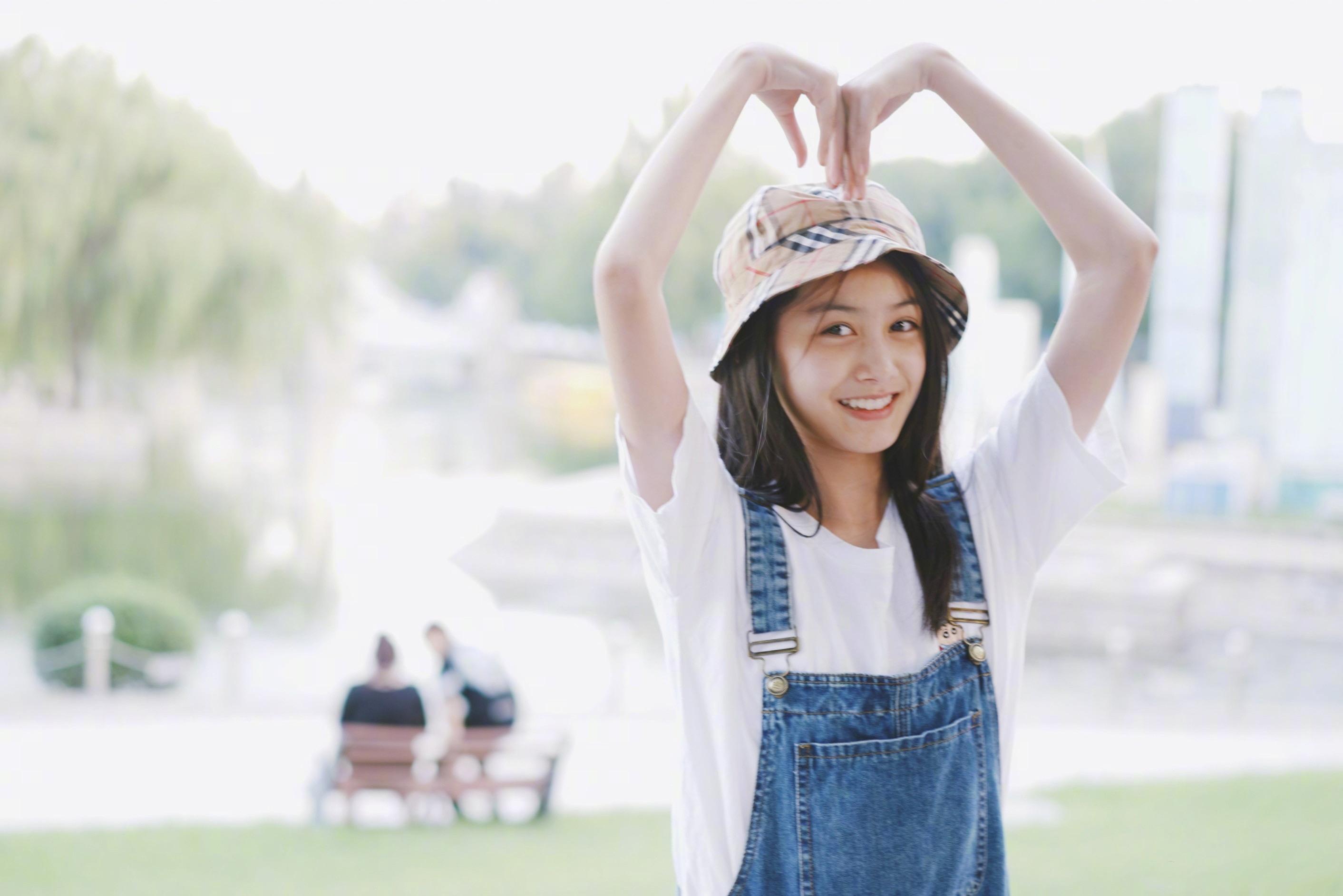 怎样评价张籽沐,裴佳欣的颜值?