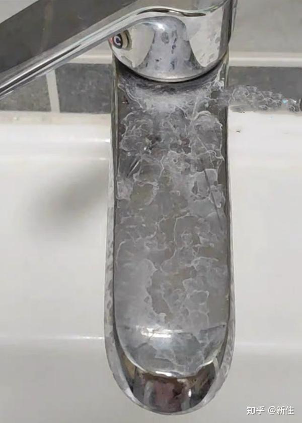 因为卫生间涉水,有水垢,水垢附着的地方包括:花洒上,水龙头上,玻璃