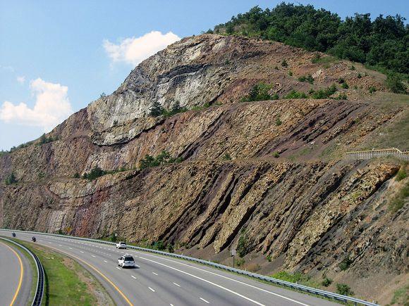 向斜成山后会不会也被侵蚀成谷? - 知乎